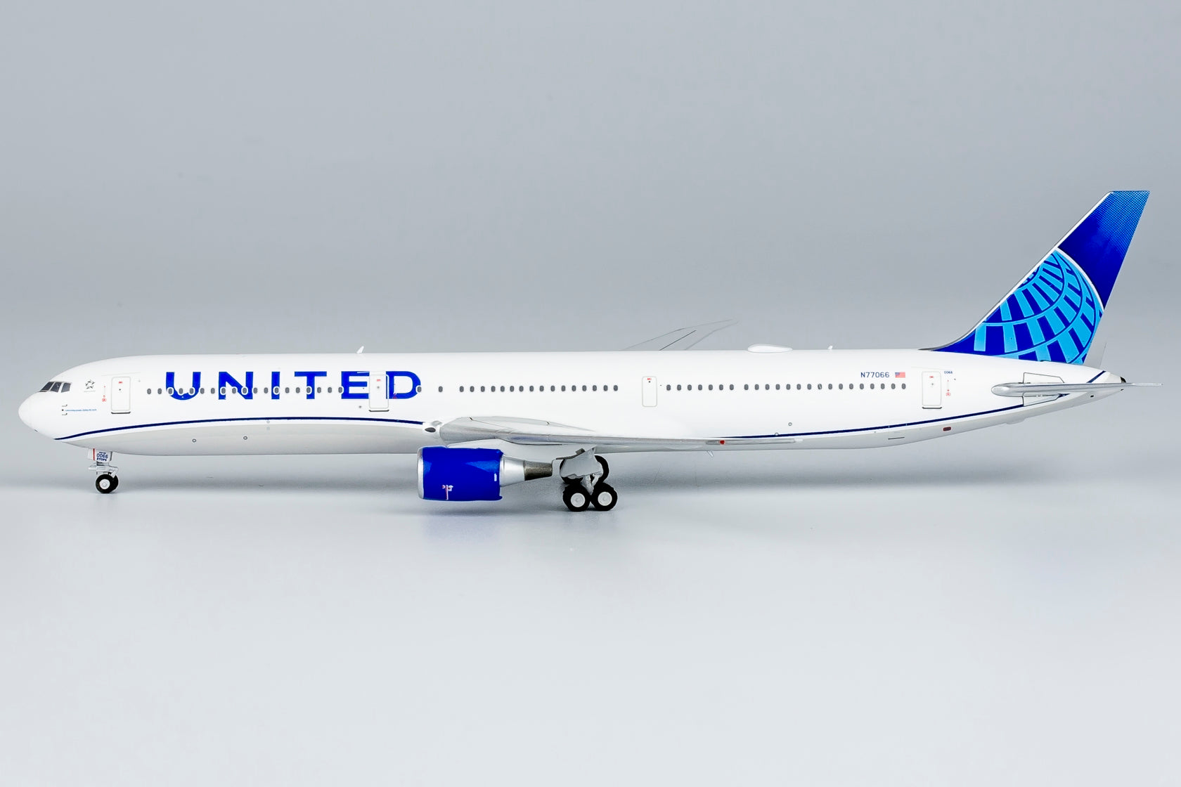 United Airlines Boeing 767-400ER N77066 (18001)