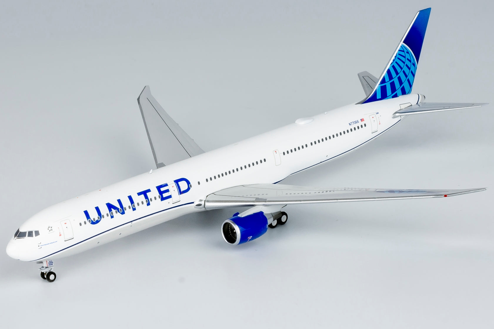 United Airlines Boeing 767-400ER N77066 (18001)