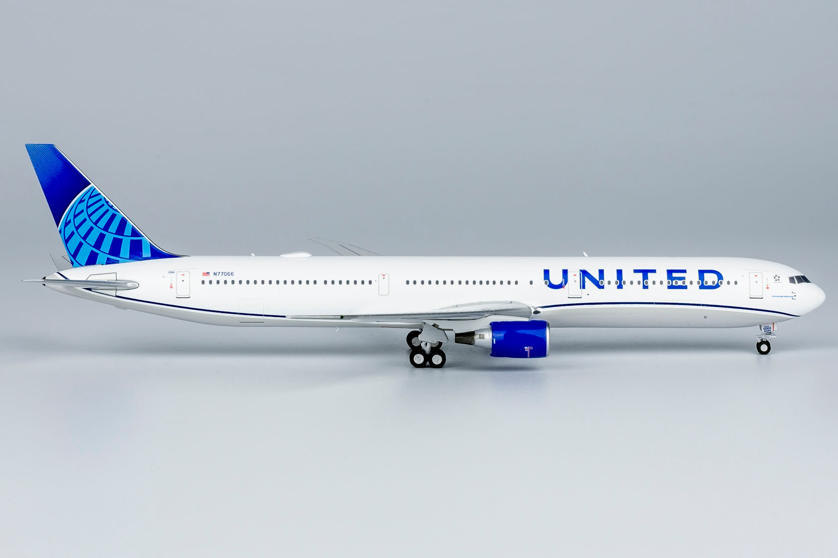 United Airlines Boeing 767-400ER N77066 (18001)