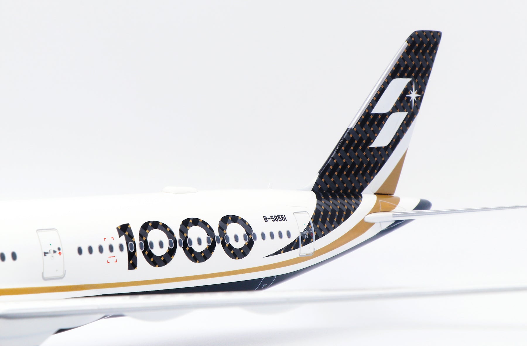 Starlux Airlines Airbus A350-1000 B-58551 'Carbon Fiber' (EW235K002)