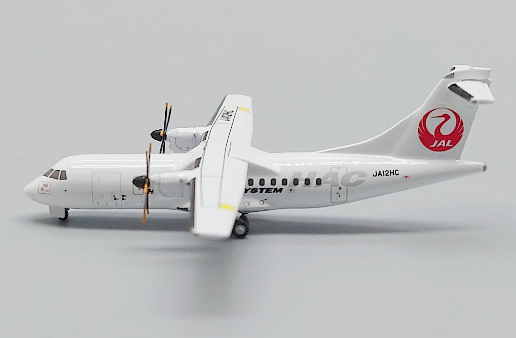 Hokkaido Air System ATR-42-600 JA12HC (EW4AT4005)