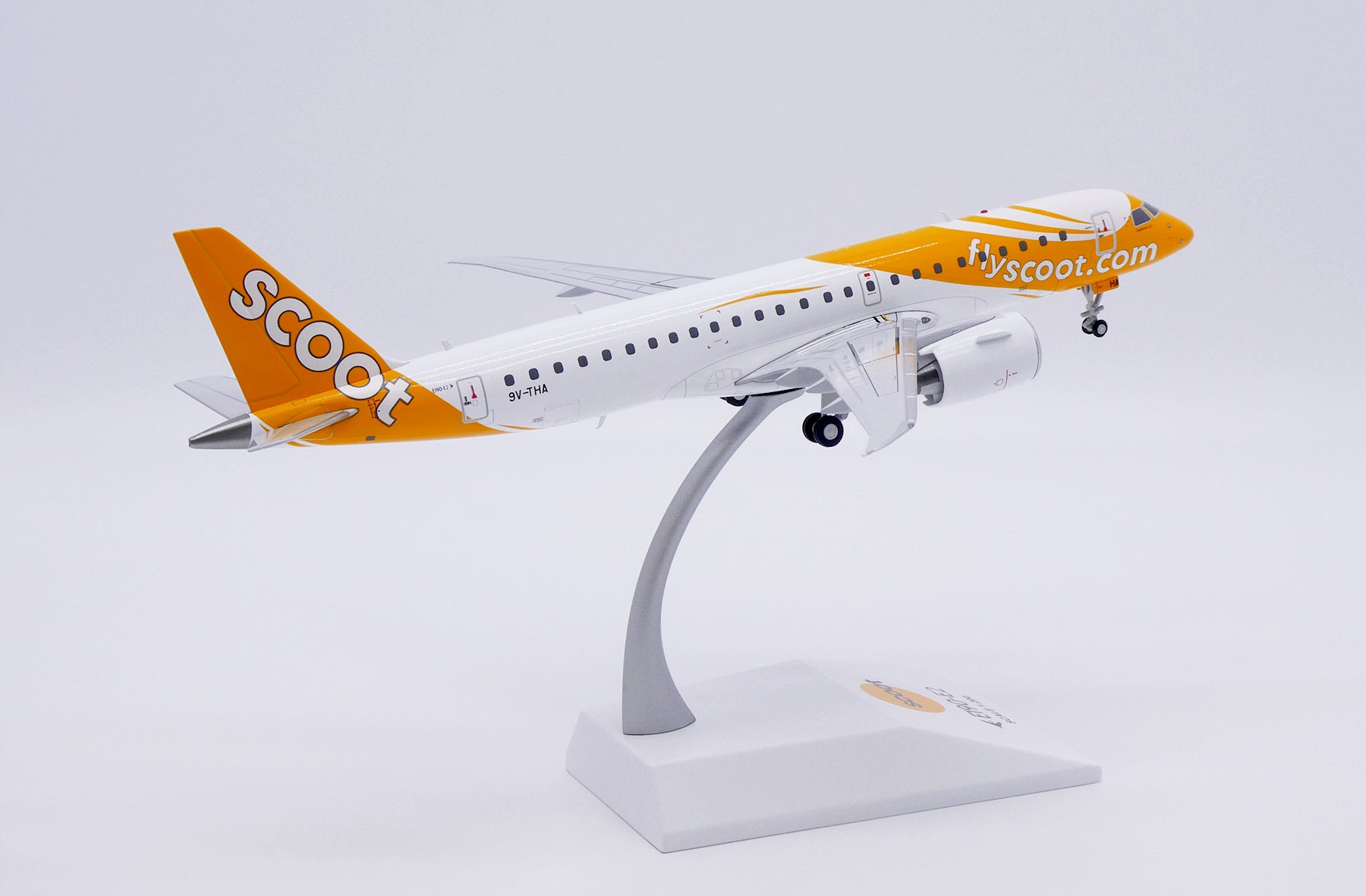 Scoot Embraer 190-300STD (190-E2) 9V-THA (XX20476)