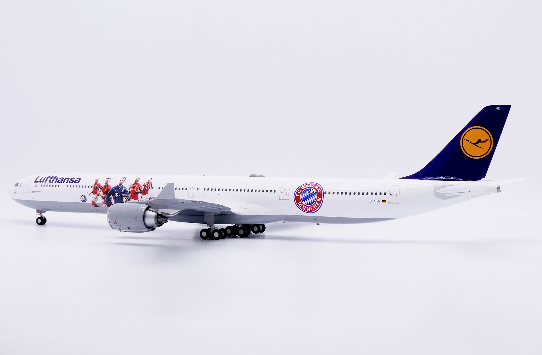 Lufthansa Airbus A340-600 D-AIHK 'FC Bayern München' (XX20689)