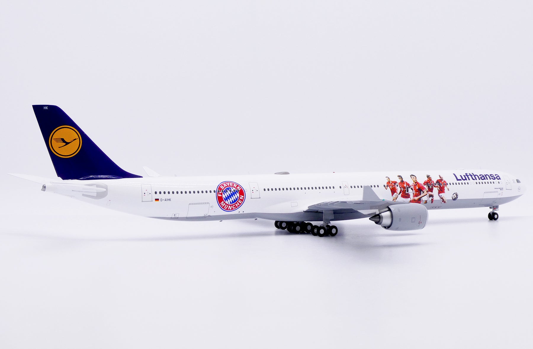 Lufthansa Airbus A340-600 D-AIHK 'FC Bayern München' (XX20689)