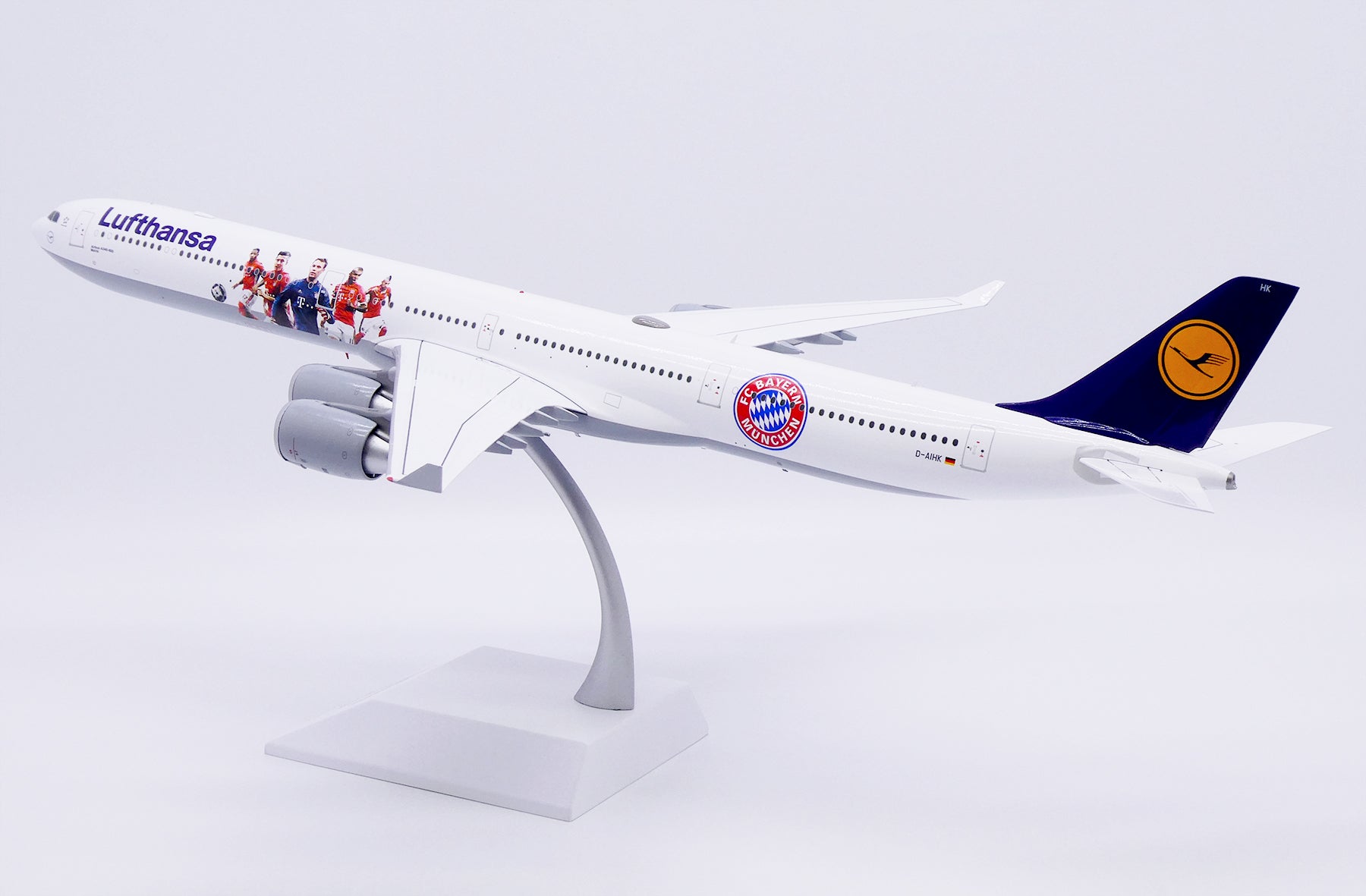 Lufthansa Airbus A340-600 D-AIHK 'FC Bayern München' (XX20689)