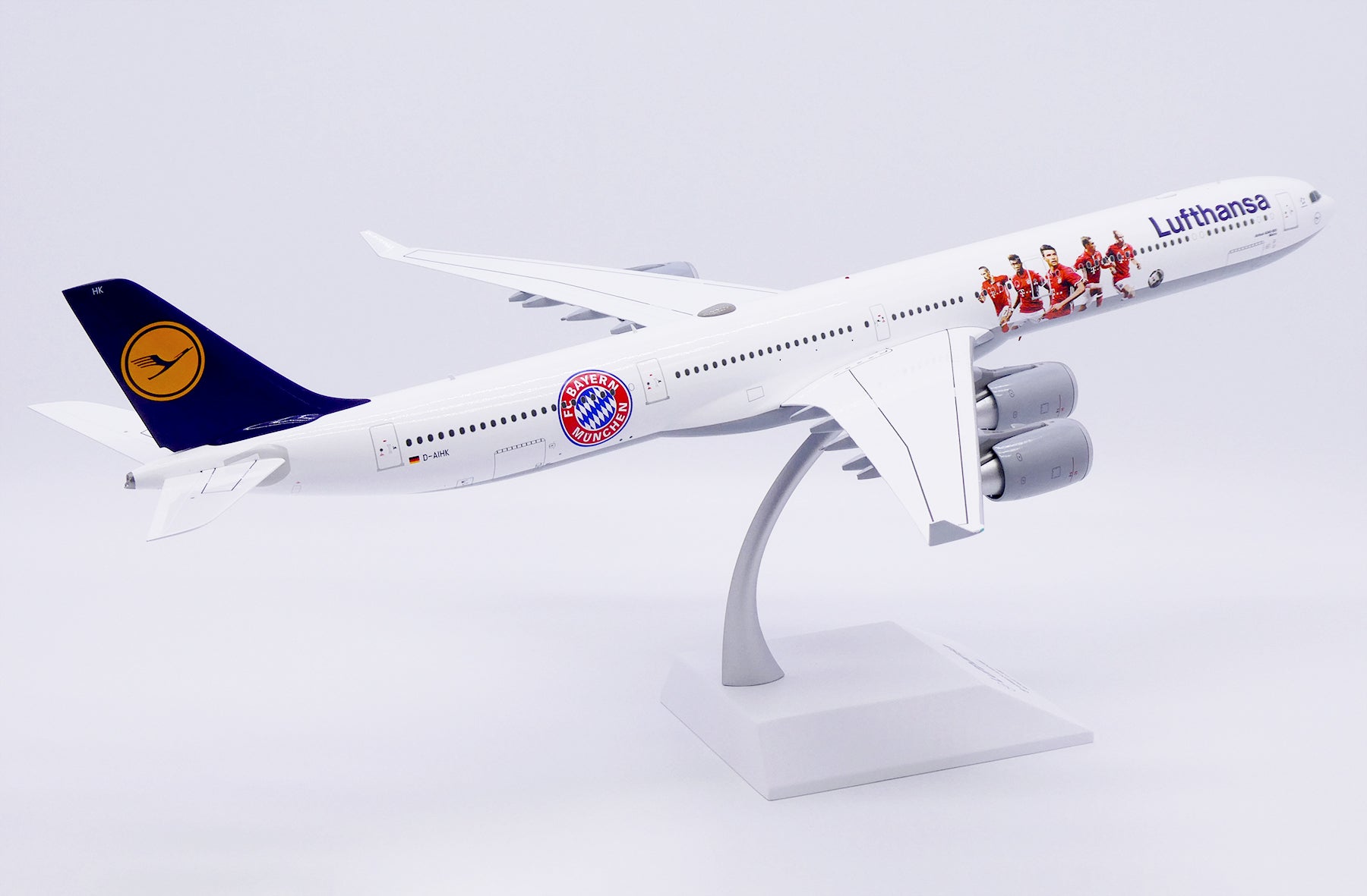Lufthansa Airbus A340-600 D-AIHK 'FC Bayern München' (XX20689)
