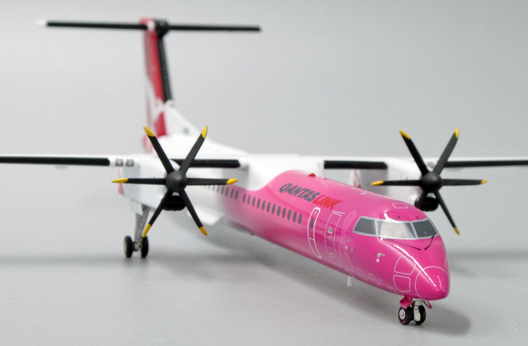 QANTAS Link Dash 8-400 VH-QOH 'Pink Ribbon' (XX2206)