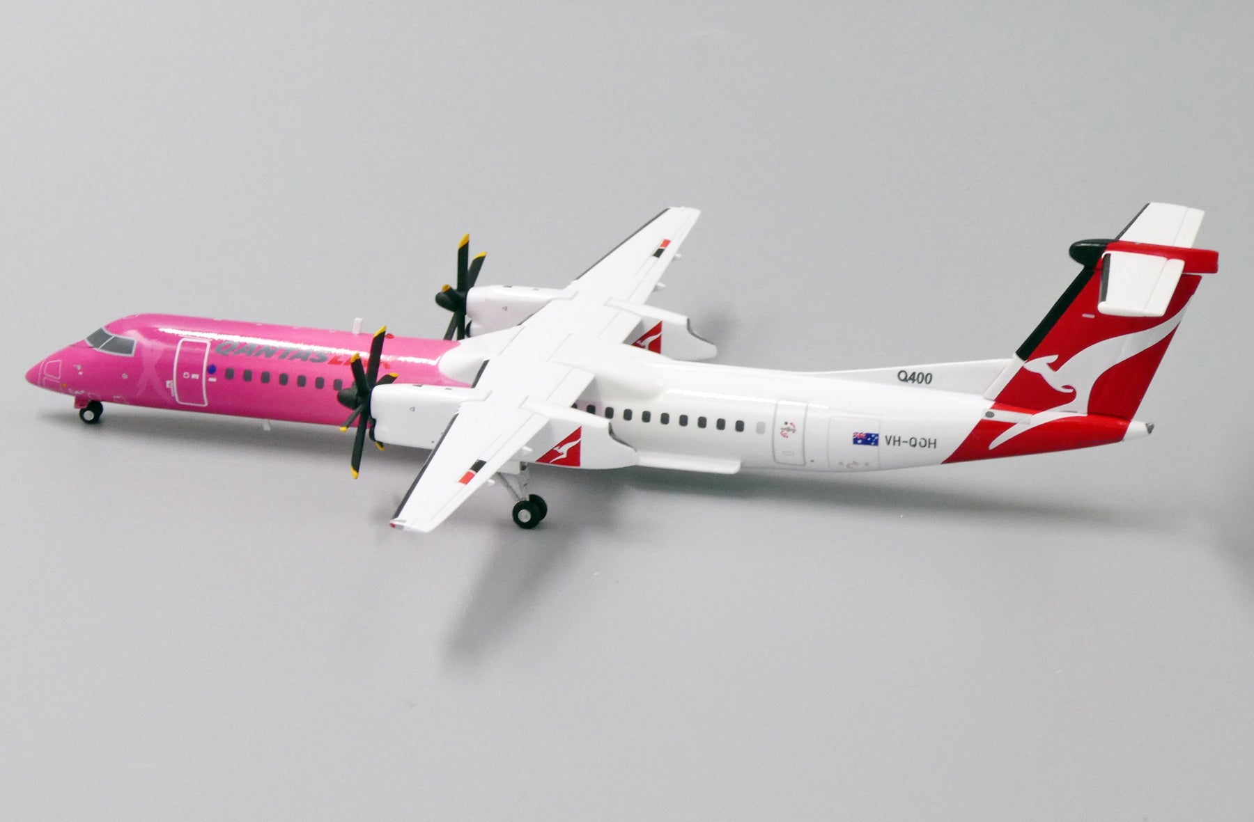 QANTAS Link Dash 8-400 VH-QOH 'Pink Ribbon' (XX2206)