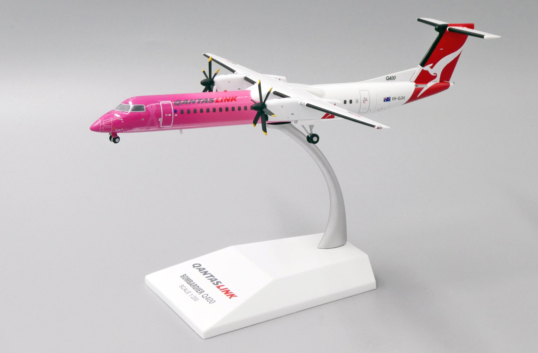 QANTAS Link Dash 8-400 VH-QOH 'Pink Ribbon' (XX2206)