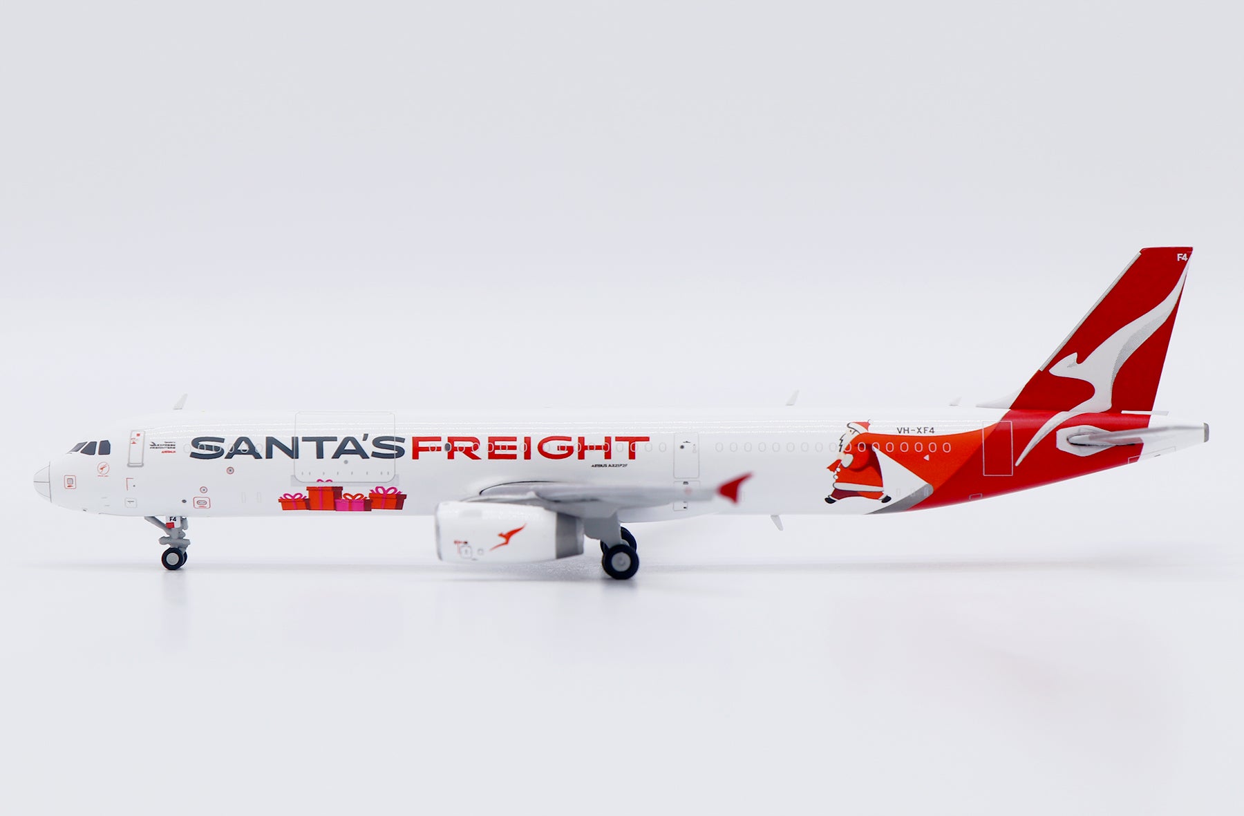 QANTAS Freight Airbus A321-200(P2F) VH-XF4 'Santa's Freight' (XX40613)