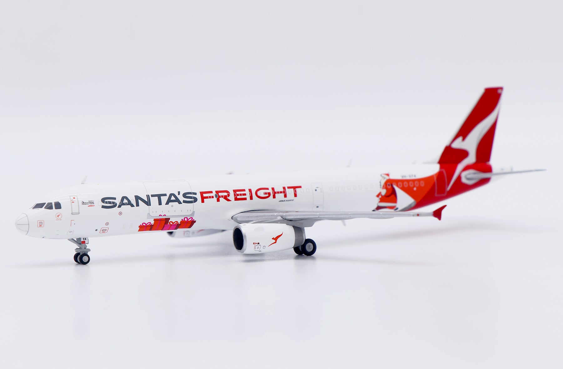 QANTAS Freight Airbus A321-200(P2F) VH-XF4 'Santa's Freight' (XX40613)