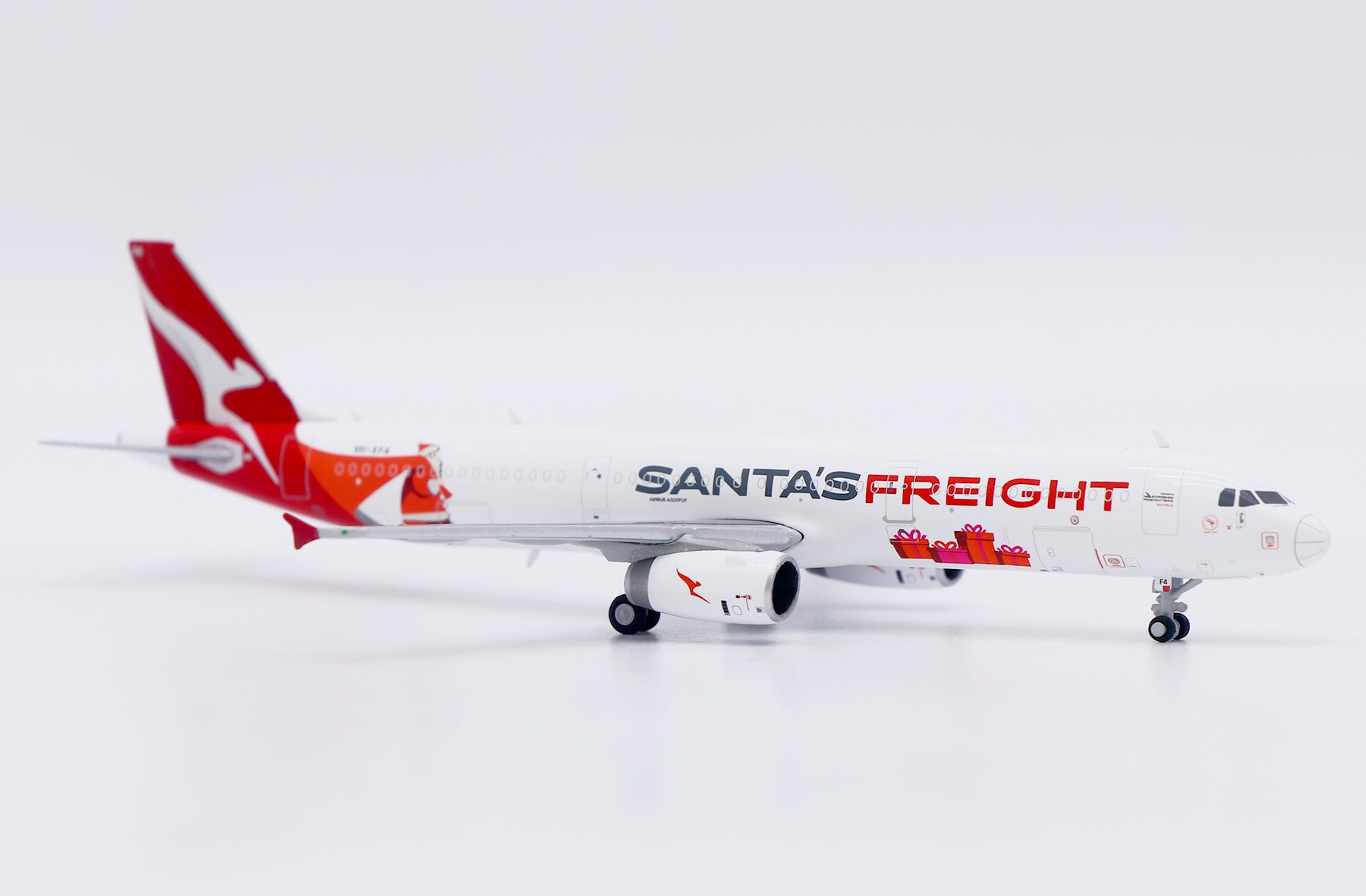 QANTAS Freight Airbus A321-200(P2F) VH-XF4 'Santa's Freight' (XX40613)